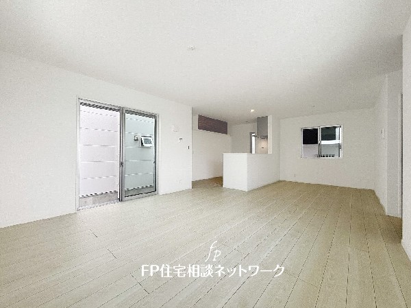 オープンな空間を生み出す、広がりとゆとり。家族と過ごす時間を大切にしたい方にぴったりのゆとりある住空間です。日差しがリビングの隅々までしっかりと届きます。