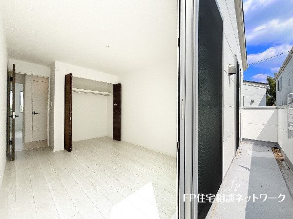 大きな窓で日差しを長時間受ける事が出来る暖かいお部屋です。もちろんペアガラスで、遮音性にも優れ、結露も発生しにくい構造。