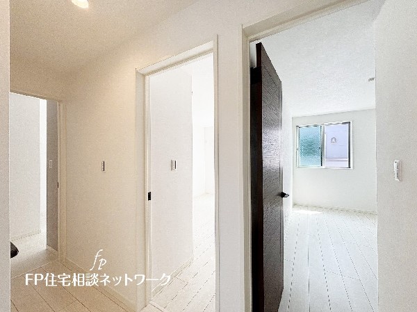 2面採光でお部屋の隅々まで明るい印象の居室。おひさまの光を、爽やかな風をたっぷりと取り込めます。居室内はいつも明るいので、毎日の生活も自然と明るくなりますね。