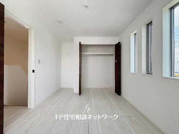 全居室には大型の収納クローゼットを完備。普段使いのお洋服や小物はもちろん、季節物のお洋服などもしっかりと整理整頓出来る。居室空間を隅々まで使えるのが嬉しい。