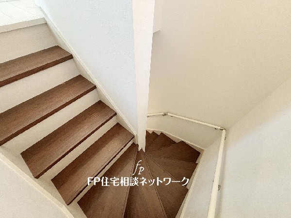 階段部分には自然の光を取り込むことの出来る、窓を配置しており明るい空間！お掃除の際には空気の換気などにも便利です。