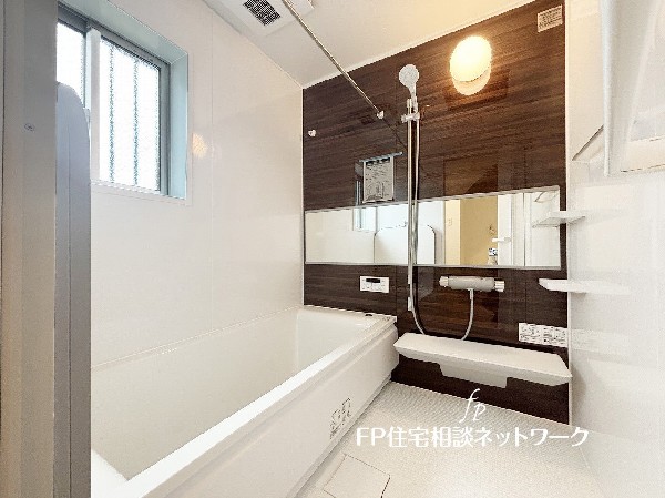 ゆったり入れる一坪バス。足を伸ばして入れるサイズは一日の疲れを癒すのに嬉しい広さ。お子様と一緒の入浴でも充分な広さです。
