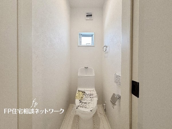 ウォシュレット、暖房便座機能付のトイレです。従来型に比べ節水効果があり、お手入れもしやすいので、家計も家事の負担も軽減してくれます。