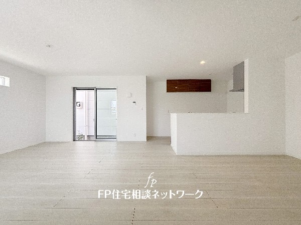 想像以上の質感が訪れる者の心を離さない。フローリング素材、窓の配置、壁面タイル、カラーバランス、どれをとってもワンランク上の仕上がり。