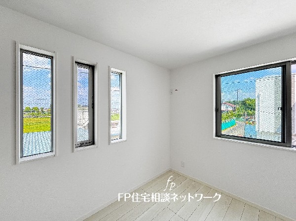 白を基調にしたフローリングは心地よく飽きのない色合いで、カーテン、家具などのインテリアを合わせやすいのもうれしい。