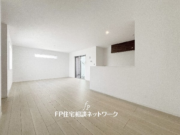 大切な家族が集まるからこそLDKにはこだわりたい。日当たりのよい広いＬＤＫを、子供たちが元気に走り回っている姿を見た時「広い家にして良かった」と思う。