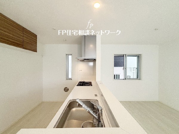 対面式のカウンターキッチンですので、出来上がったお料理をカウンターに並べてお子様が運ぶなど、お手伝いの時間も増えそうですね。