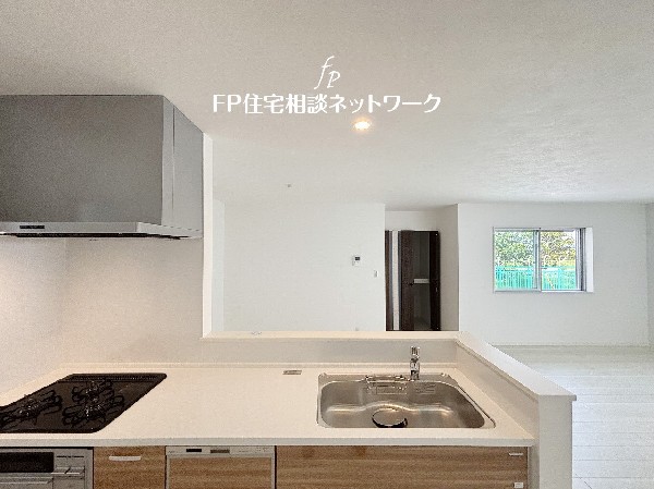 リビングで遊ぶお子様を見守りながらお料理が出来る対面式カウンターキッチンは、料理をしながらご家族との会話を楽しめます。毎日のお料理も楽しくなりますね。
