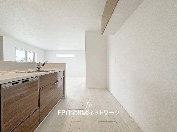 広々キッチンは収納も大容量。お鍋やフライパン、油や調味料はもちろんのこと、ビールや非常食なども収納できるほどの収納スペースを確保しています。