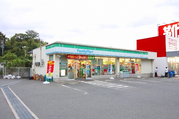 周辺環境:ファミリーマート水沢3丁目店(コンビニが近いのは何かと助かります。いまや買物だけではなく、行政、銀行、民間サービス等、日常生活に深く関係する最重要施設。)