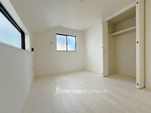 圧迫感のない勾配天井を採用した居室。大きな収納スペースもあり、広々とした快適空間。