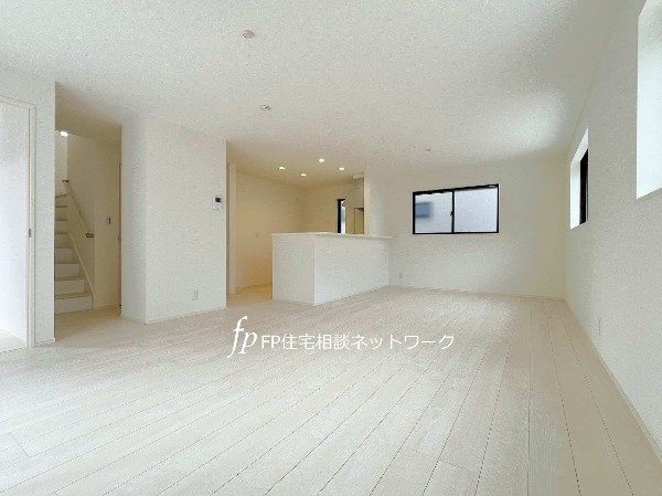大切な家族が集まるからこそこだわりたいLDK。休日はお陽さまの光をたっぷりと取り込めるぽかぽかリビングで過ごしませんか。