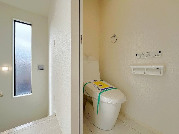 ウォシュレット、暖房便座機能付のトイレです。従来型に比べ節水効果があり、お手入れもしやすい一体型。家計も家事の負担も軽減してくれます。