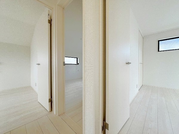 全室2面採光の2階居室部分は、いつも明るく開放的な空間。ペールホワイトの内装で、柔らかく優雅な印象のお住まいです。