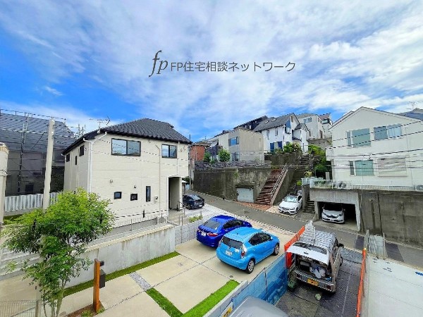 外観:第一種低層住居専用地域の良好な住環境が保たれたエリア。低層の一戸建てを中心とした街並みが統一感を生み出す。周辺には緑も多く残っているので住宅地として申し分ない。
