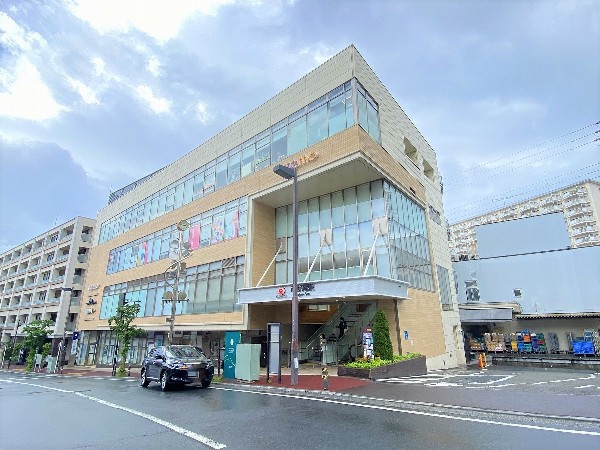 周辺環境:エトモ市ヶ尾店　(「エトモ」は、「駅と、もっと　街と、もっと」をキャッチコピーとして、通勤・通学で駅を利用されるお客様をターゲットとした商業施設です。)