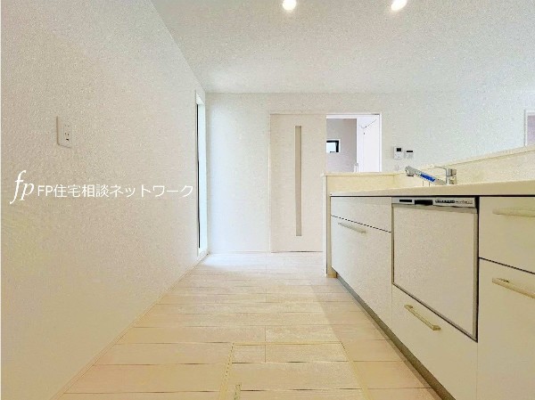 食洗機付きのシステムキッチンは収納豊富、お洒落で使いやすい仕様。お子様と並んで立てる広さのキッチンですので、お手伝いの時間も増えそうですね。