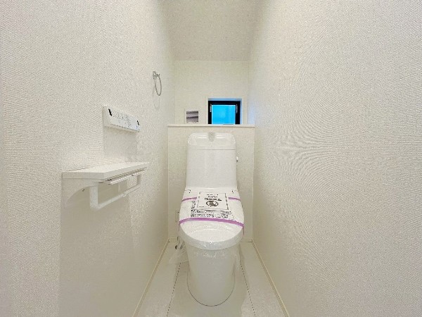 洗浄機能付き便座を標準装備。便座保温機能もあるので寒い季節も安心。トイレ奥のスペースにちょっとした収納を造作することも可能。