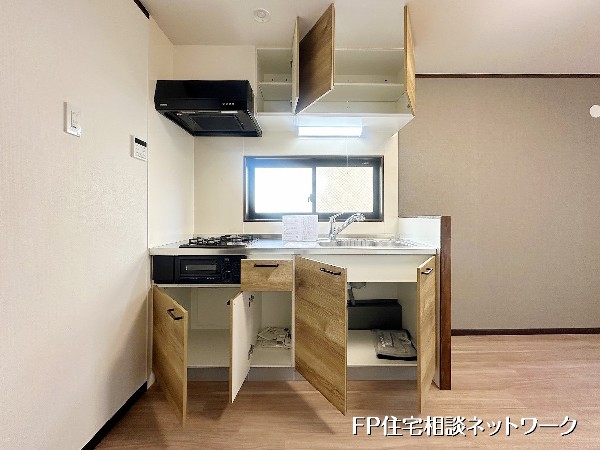 上下収納をしっかり備えたキッチンは、調理器具や食器、ストック品まで無理なく整理できる使い勝手の良い設計。見た目もすっきり保てます。