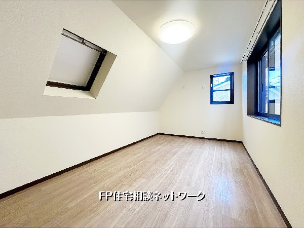 勾配天井を活かした落ち着きある居室。2面採光でやさしい光が入り、書斎や子ども部屋にも使いやすいシンプルな空間設計です。