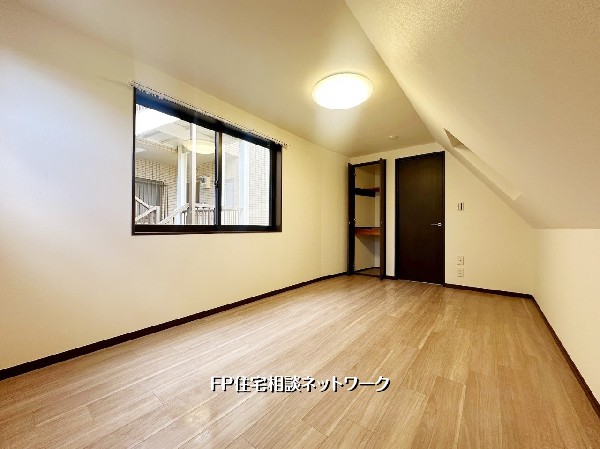 勾配天井が奥行きを生み出す落ち着いた居室。クローゼットも備え、寝室や子ども部屋として使いやすいバランスの良いプライベート空間です。