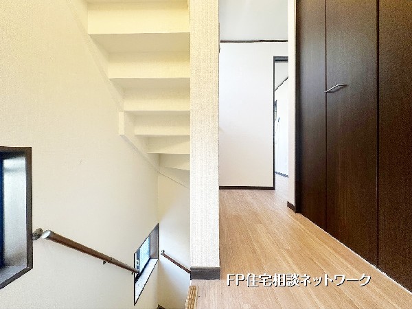 階段上がりすぐに各居室へアクセスできるスムーズな動線設計。落ち着いた木目調のフロアと収納スペースが、日々の暮らしを快適に整えます。