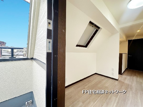 屋根形状を活かした個性的な空間設計。小窓から光と風を取り込み、ワークスペースや趣味部屋など多目的に使えるプライベートエリアです。