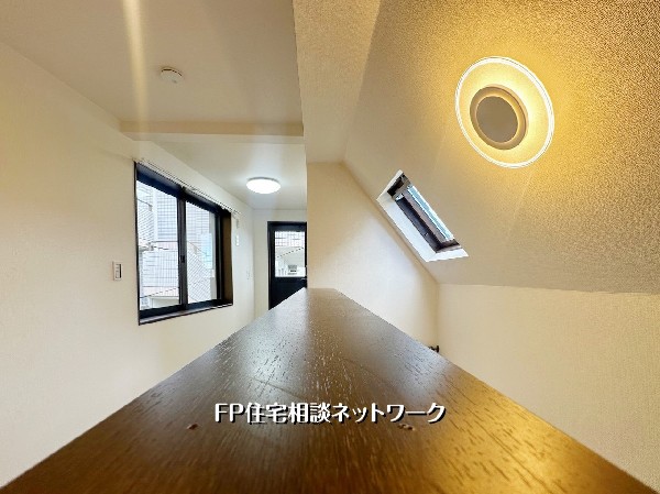 小窓からの採光で明るさを確保したスリムなスペース。ワークデスクや本棚を置いて書斎として使うほか、趣味や収納にも活用できる多目的空間です。