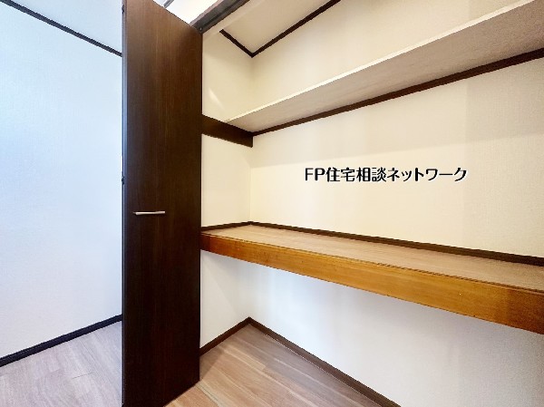 奥行きのある可動棚付き収納で、日用品から季節物まですっきり整理。高さも活かせる設計で、見た目も使い勝手も両立した便利なストックスペースです。