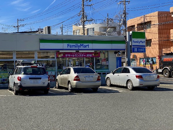 周辺環境:ファミリーマート堰三丁目店(広々とした駐車場があります。時間を問わず、幅広い品物が揃うコンビニ。いまや買物だけではなく、行政、銀行、民間サービス等充実の重要施設。)