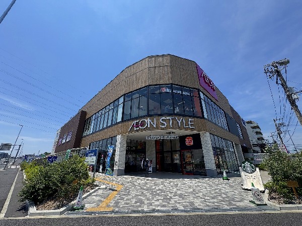 周辺環境:イオンスタイル横浜高田店(買い物や外食に大変便利な立地です。食品・日用品のほか、カフェや飲食店、クリニックなども併設されており、生活利便性の高いエリアです。)