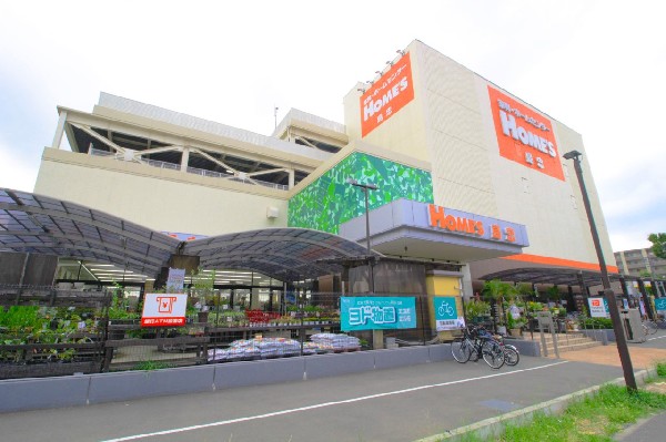 周辺環境:島忠ホームズ 港北高田店(2014年12月にオープンした店舗、家庭用品から家具、家電製品、ペット関連などを取り扱っており、約300台の大型駐車場完備!)