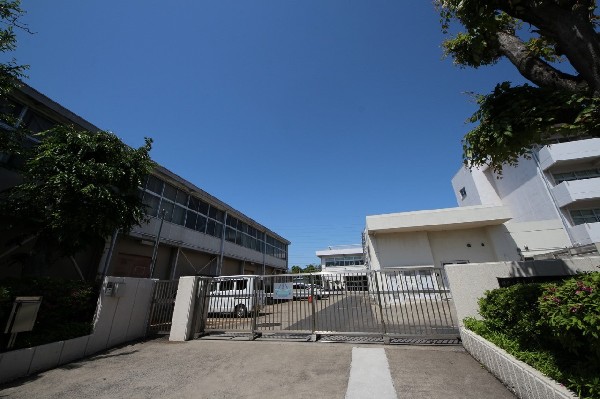 周辺環境:新吉田第二小学校(豊かな心と自ら学び続ける力をもち すこやかに生きる子)