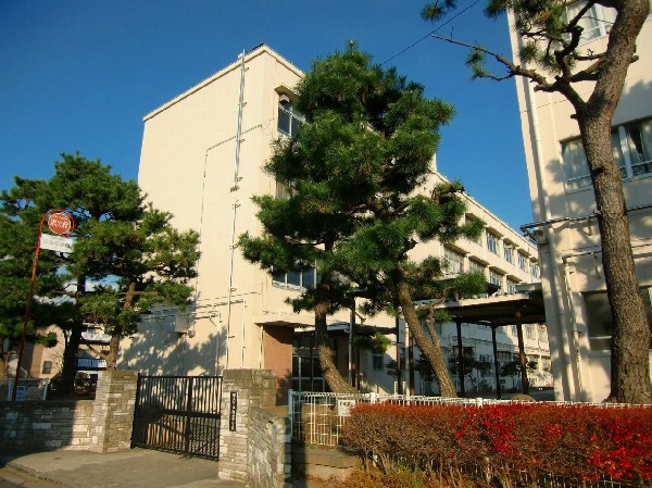 周辺環境:新田中学校((知)確かな学力を身につけ、自ら学ぶ、あきらめずに挑戦する生徒を育みます。(徳)のびのびと主体的に行動し、人権を尊重する豊かな心の生徒を育みます)
