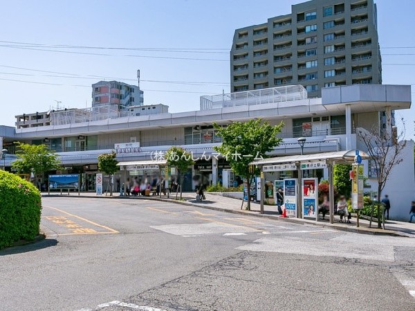 周辺環境:東急田園都市線「鷺沼」駅(準急、急行列車も停車します。駅前は人や車の行き来が多いですが、離れると一変、のどかな雰囲気の住宅街が広がっています。)