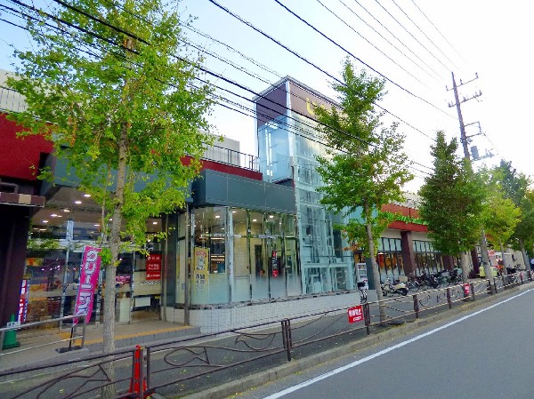 周辺環境:いなげや川崎土橋店(自転車や車で立ち寄りやすい駐車場完備のスーパーです。休日の買い出しや、お出かけ前やお帰りの立ち寄りにも便利です。)