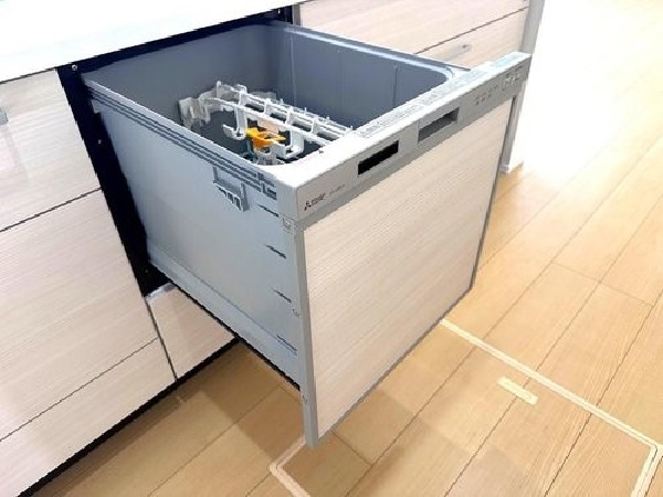 同仕様設備：利用者が増えているのはメリットが多いから。時間の節約、手が荒れない、水道代の節約、高温度で洗うので油汚れもしっかり落とせる。まさに理想家電。