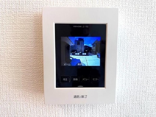 同仕様設備：モニター付インターホンが標準仕様です。戸建暮らしだと、集合住宅に比べ、より不安になりがちな防犯面、目で確認できるからあんしんです。