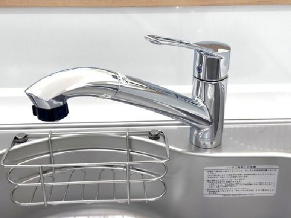 同仕様設備：浄水と水道水を切り替えて使用できる浄水器一体型水栓。ヘッドを引き出して使えるのでシンクの掃除が容易です。