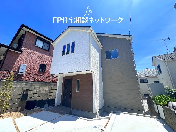 外観:【類似外観同仕様】施工例の為、分譲中の建物とは外壁、屋根開口部等の形状・仕様が異なります。