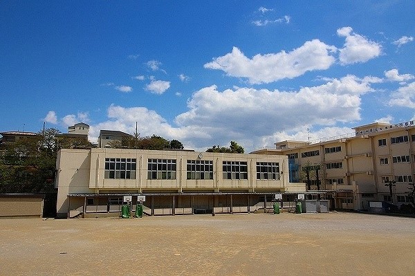 周辺環境:生田小学校 (地域に大切に支えられ140年を超える歴史と文化のある学校。進んで学ぶ、よく考える、思いやりのある、たくましい子が学校教育目標です。)