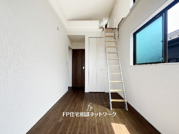2面採光でお部屋の隅々まで明るい印象の居室。おひさまの光を、爽やかな風をたっぷりと取り込めます。居室内はいつも明るいので、毎日の生活も自然と明るくなりますね。