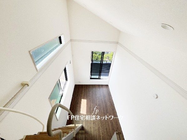 勾配天井を採用した居室。横だけではなく、縦の広がりを持たせることにより開放感を演出しました。また、ロフトを併設していますので、収納として活躍します。