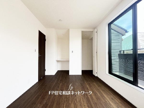 大きな窓で日差しを長時間受ける事が出来る暖かいお部屋です。もちろんペアガラスで、遮音性にも優れ、結露も発生しにくい構造。