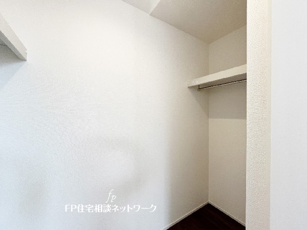 収納力が豊富な大型クローゼット。普段着やスーツはもちろんのこと、コート類などもしっかり掛けられます。奥行きもあり、部屋がスッキリしますね。