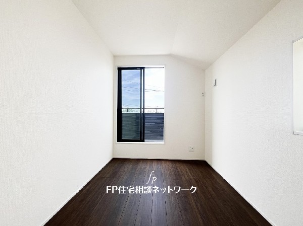 光を取り込みやすい2面採光の居室は日当良好。クローゼットの完備で収納スペースも十分。お子様にとっての「自分の部屋」。学習デスクやベッドの配置もラクラクです。