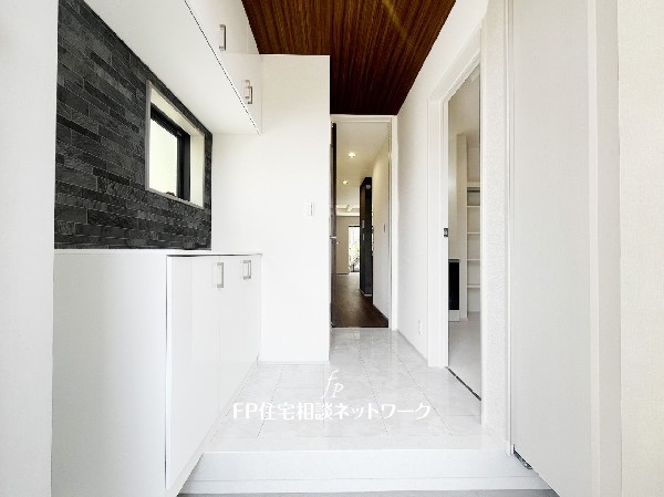 玄関ホールがスッキリ広々としていると帰る時も出ていく時も気持ちが良い。来客を出迎える玄関が綺麗ならその家の印象が良くなる。