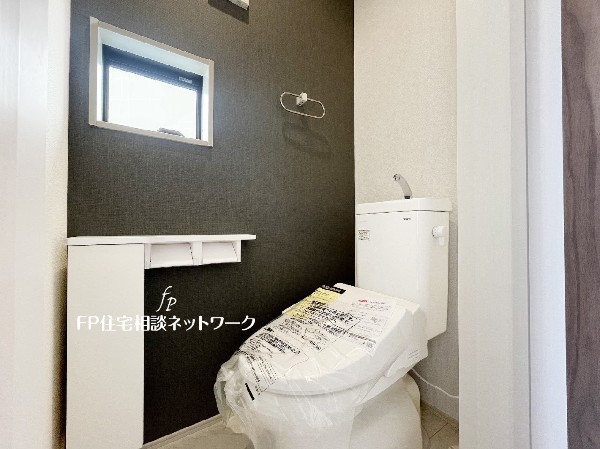 ウォシュレット、暖房便座機能付のトイレです。従来型に比べ節水効果があり、お手入れもしやすいので、家計も家事の負担も軽減してくれます。
