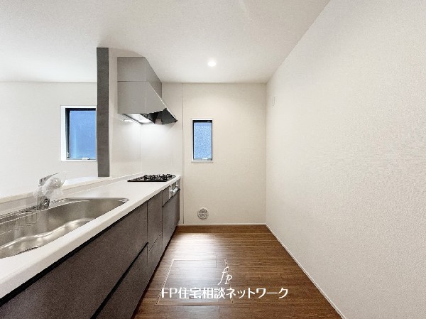 新しいキッチンは食事の支度も楽しく出来る。お手伝いをしてくれるお子様と並びながら準備や片付けが出来るキッチンは、ご家族のコミュニケーションを育む場として活躍します。