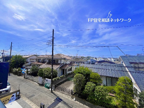 外観:この窓からの眺望がすばらしい。視界に緑が見えるので癒される。さらに遮る建物がないので遠くを望めば知らぬ間にリラックス。戸建では数少ない贅沢な景色。